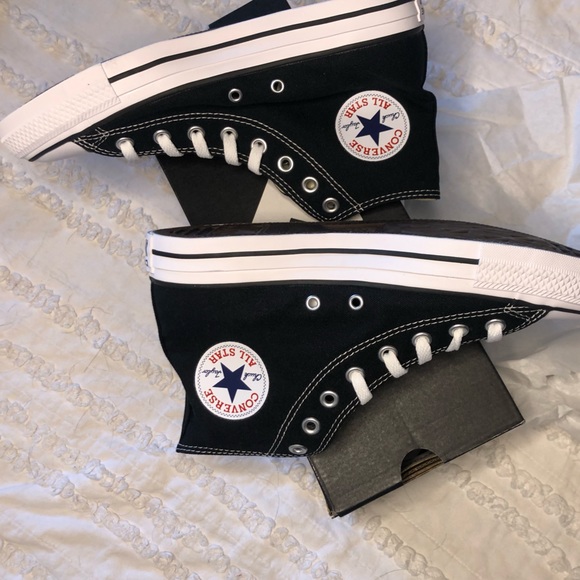 Hello Kitty Converse - Picture 2 of 6